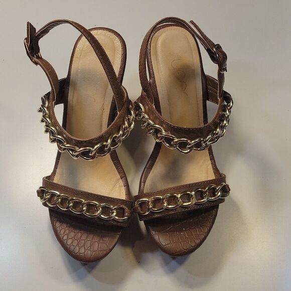 SUGAR PLASFORM WEDGE OPEN TOE ADJUSTABLE ANKLE STRAP/GOLD ACCENT CHAIN SANDAL - Picture 3 of 12